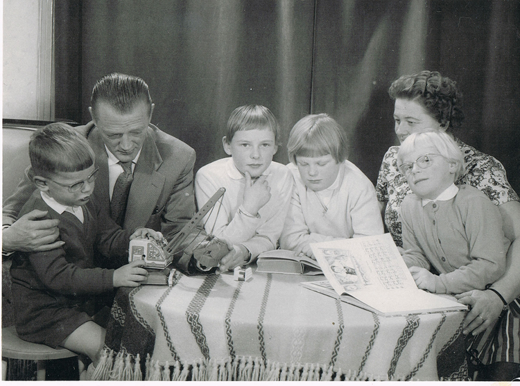 1960 plm: ons gezin: Wim jr, Wim senior, Tineke, Ton, Lies, Nanda  