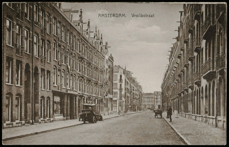 De Vrolikstraat in 1924 gezien in de richting Linnaeusstraat met links de zaak van L. Bijl, de firma in Huisbrand Antraciet op meerdere nummers in deze straat. Uitgave Krams Boekhandel, Vrolikstraat, Amsterdam, SAA.  