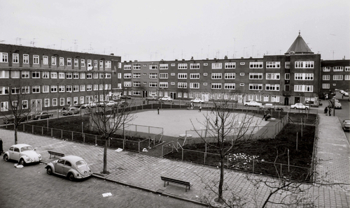 Boniplein 1971. Foto: Beeldbank Stadsarchief. Amsterdam Het plein na de aanleg van een kinderspeelplaats.<br />Links huisnummers 3 en 5, midden de niet meer bestaande Perlakstraat, rechts de poort naar de Sumatrastraat. 
