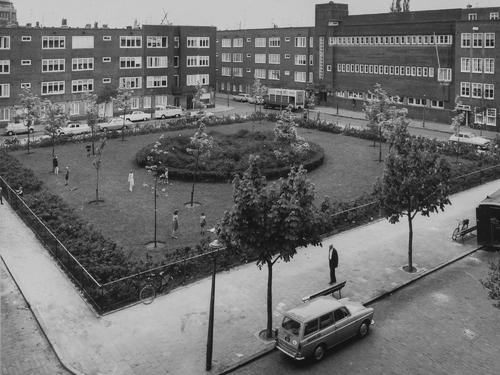 Boniplein medio jaren '60.  Foto: Beeldbank Stadsarchief Amsterdam.   
