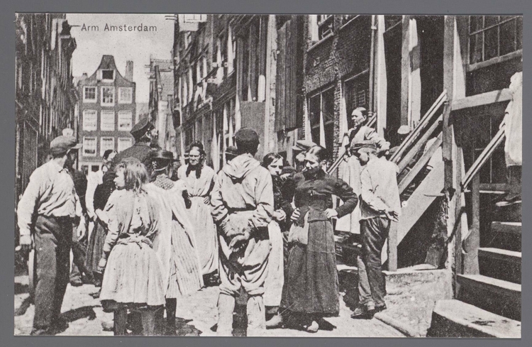 Prentbriefkaart uit ca. 1910 uit een serie: Arm Amsterdam en hier lijkt sprake van een oploopje in de Foeliestraat. Bron: collectie SAA, prentbriefkaarten  