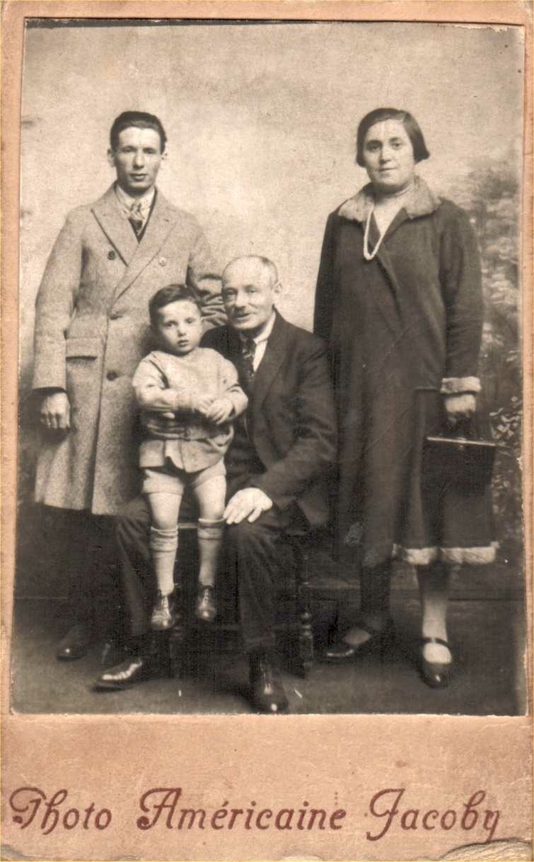 Grootvader Meijer Mauw met zoon, schoondochter en kleinzoon Max in ca. 1925, bron: joodsmonument  