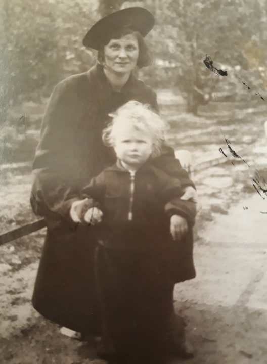 Bertie Braeken en haar moeder in 1944  