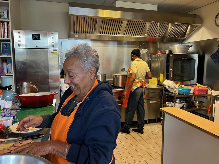 De keukenbrigade bezig met de lunch   