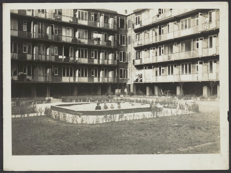 zandbak in het Krugerhof, foto beeldbank Stadsarchief  