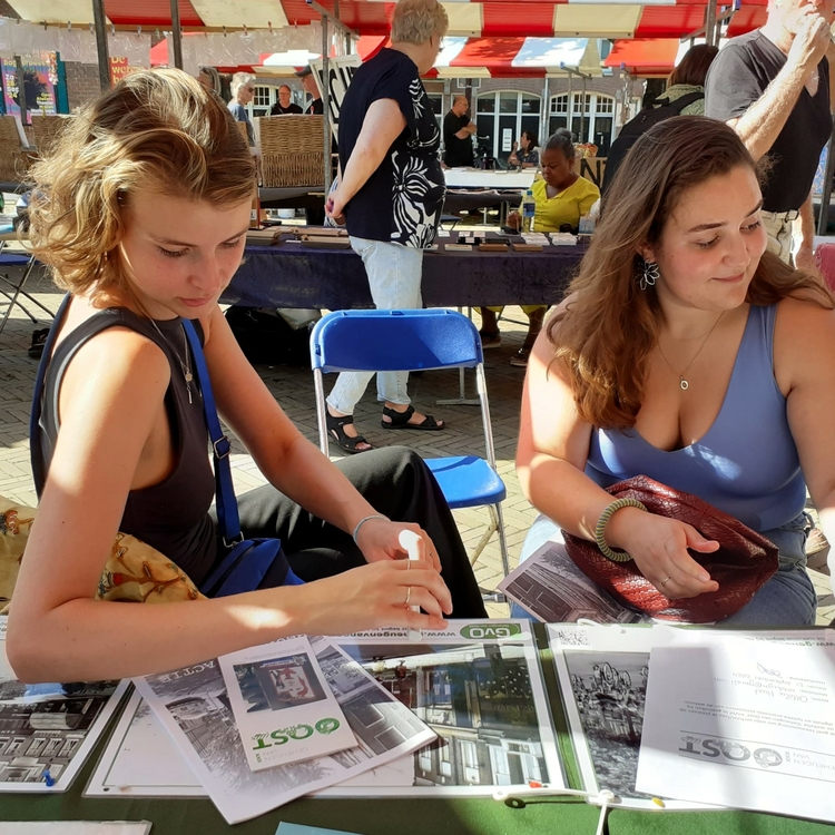 Ottilie (rechts)  en Adinde (links) op de Geheugenstoel. 2024 foto: Dineke  