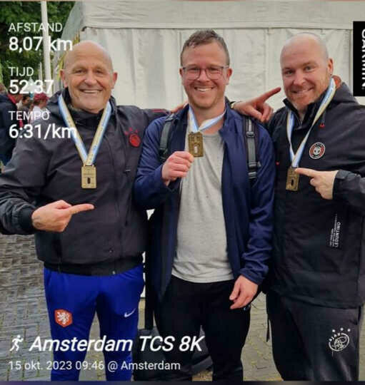   TCS Amsterdam Marathon 2023 8 km vader trots op zoons Rein Mulder loopt Amsterdam Marathon 8k met zoons en kunstknie 2023  