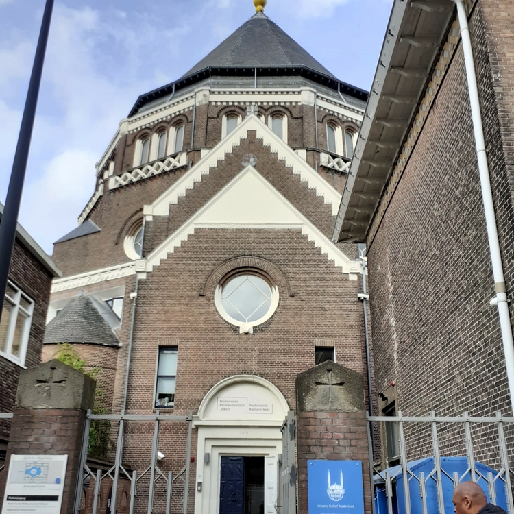 vroegere kerk-complex met pastorie, school en processie-omgang  