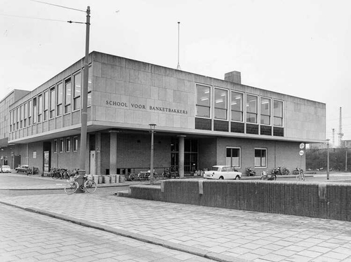 Banketbakkersvakschool later werd deze school overgenomen en werd de Berkhof genoemd. Banketbakkersvakschool voorloper op de Berkhof 1970  