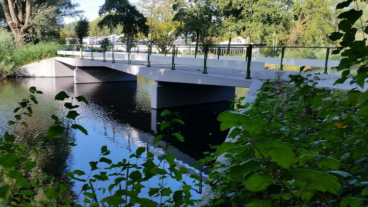 Liesbeth Den Uylbrug  <p><a rel="noopener noreferrer" href="https://nl.wikipedia.org/wiki/Liesbeth_den_Uylbrug#" target="_blank">Deze brug</a> is gesitueerd aan de <span>Van der Boechorststraat</span></p>