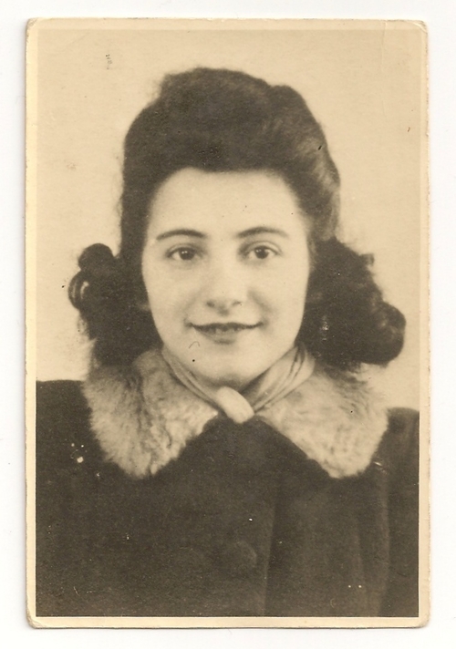 Portretfoto van Mimi Hakker. Deze foto van Mimi Hakker dateert uit het jaar 1943. Bron: privé collectie mevrouw Voet-Hakker.  