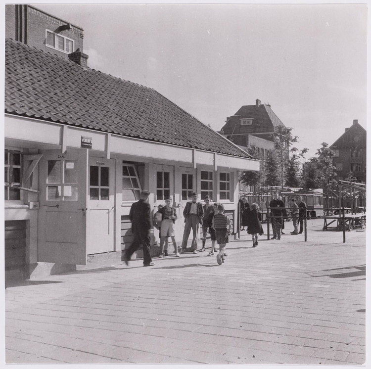 Voedselvoorziening: Joods uitreikingslokaal in de Joubertstraat, met rechts nog een beeld van de Joodse Markt maar ten tijde van deze foto in 1943 opgeheven. Bron: Archief van de Dienst Ruimtelijke Ordening en rechtsvoorganger: foto's - SAA  