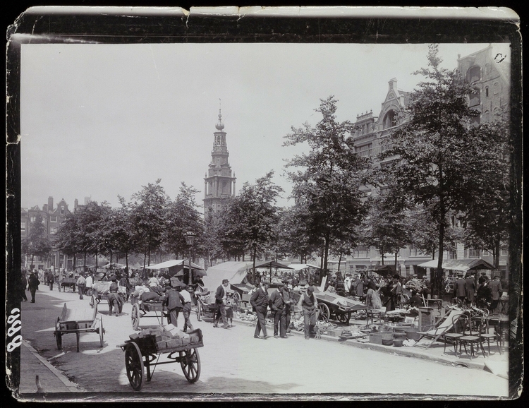 Foto van de Markt op het Waterlooplein. In het verschiet de Zwanenburgwal en de toren van de Zuiderkerk, ca. 1900. Onbekende maker, bron: fotoarchief SAA.  