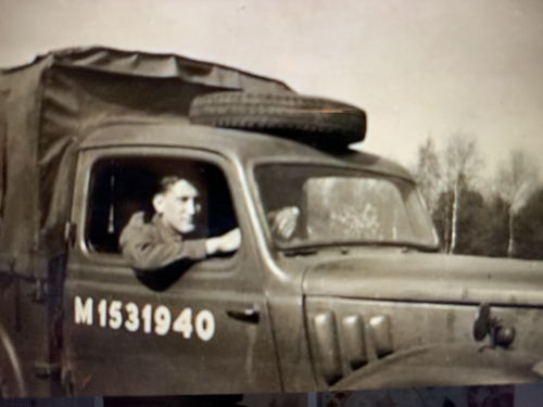 Ton Mulder in Canadese dienst 1940-1945 Tolk Mijn oom Ton Mulder was meteen inzetbaar 1945 Canadese Leger Tolk en man die in Nederland de weg goed kende.<br />In zijn latere leven was mijn oom Ton Mulder Directeur van de PEN in Velsen 