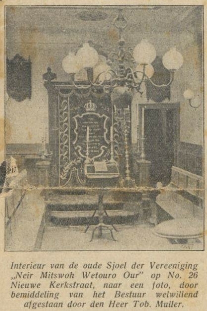 Interieur van de oude sjoel van de vereniging Ner Mitswo Wethora Our. Bron: het NIW van 14 augustus 1925.  