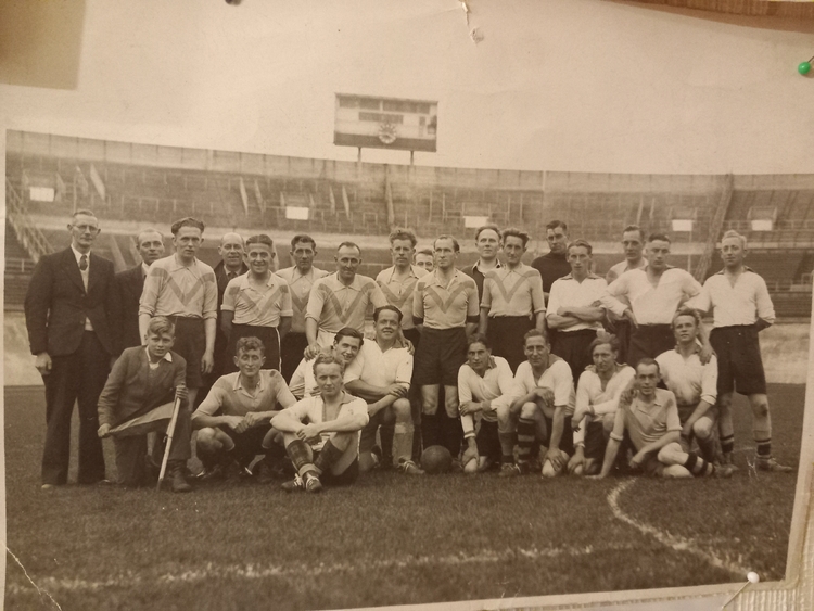 voetbalfoto's olympischstadion 02, vader in wit shirt staand 4e van rechts  