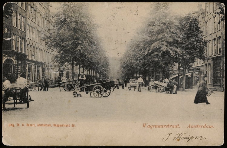 Wagenaarstraat tussen Linnaeusstraat en Pontanusstraat, op de voorgrond kruising Dapperstraat. Uitgave: Th. C. Robert, Dapperstraat 46, Amsterdam, ca. 1903.Coll. prentbriefkaarten SAA.  
