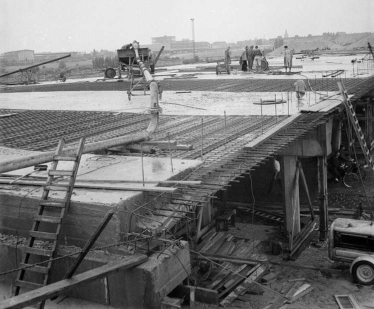 -Hugo-de-Vriesbrug-in-aanbouw-1959-WikipediaFotograaf Rob Mieremet, foto uit Nationaal Archief  