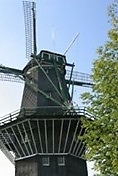 Molen De Gooyer werd ook wel Funenmolengenoemd omdat de molen aan de Funenkade nr. 5 is gesitueerd.   