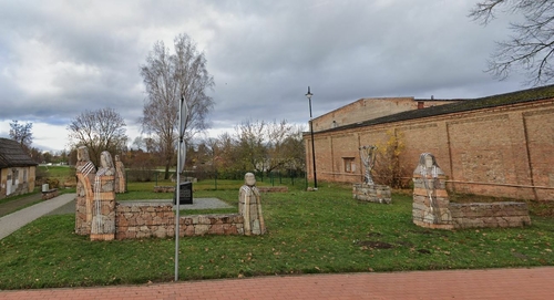 Bauska Jewish Community Memorial "Synagogue Garden", staat op de plek waar de vernietigde synagoge tot 1941 heeft gestaan. Bron: Visit Bauska  