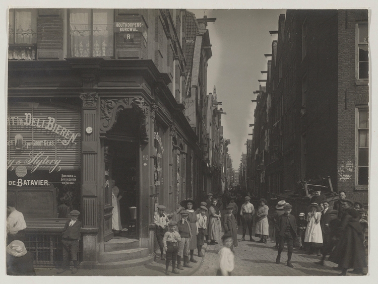 Batavierstraat gezien vanaf de Houtkopersburgwal in ca. 1912, bron: fotoarchief SAA  