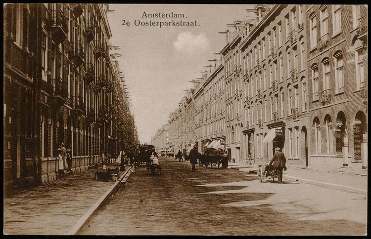 Prentbriefkaart van de Tweede Oosterparkstraat. Uitgave N.V. Luxe Papierwarenhandel v.h. Roukes & Erhart, Baarn. Datering rond 1915, bron: Coll. Prentbriefkaart SAA  
