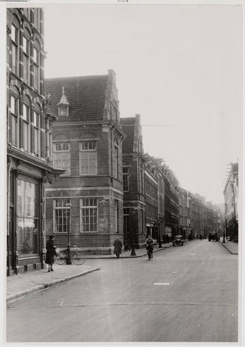Foto van de Gerard Doustraat 220-222 enz (links de Eerste Sweelinckstraat), bron: fotoarchief SAA Afb. 23 + 24  