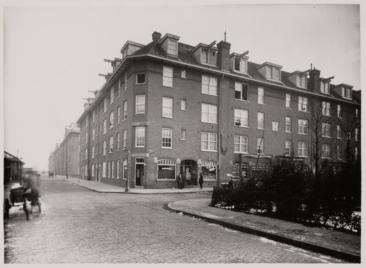 Foto uit 1938, uit de collectie van het SAA. Tugelaweg 50-65, gezien in oostelijke richting naar de Linnaeusstraat, met rechts Maritzstraat 1-9  