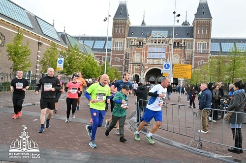 Rein Mulder Amsterdam Marathon 2023 met zoons  Rein Mulder art bijna 70 jaar loop Amsterdam Marathon met zoons en kunstknie 