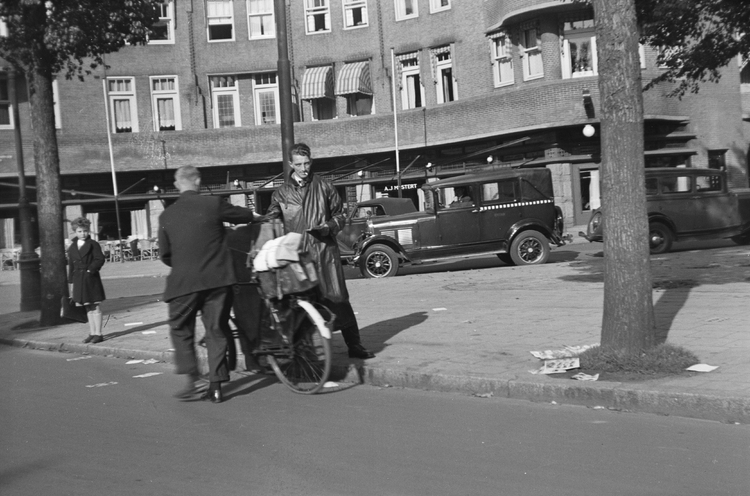 Roelof Hartplein in ca. 1938, straatbeeld, bron: fotoarchief SAA.  