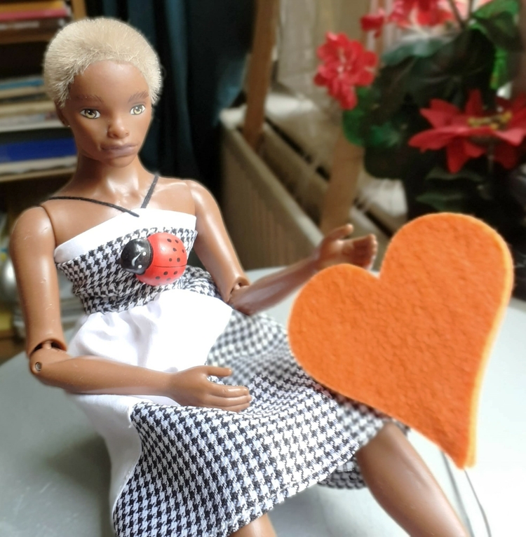oranje- barbie viert feest  