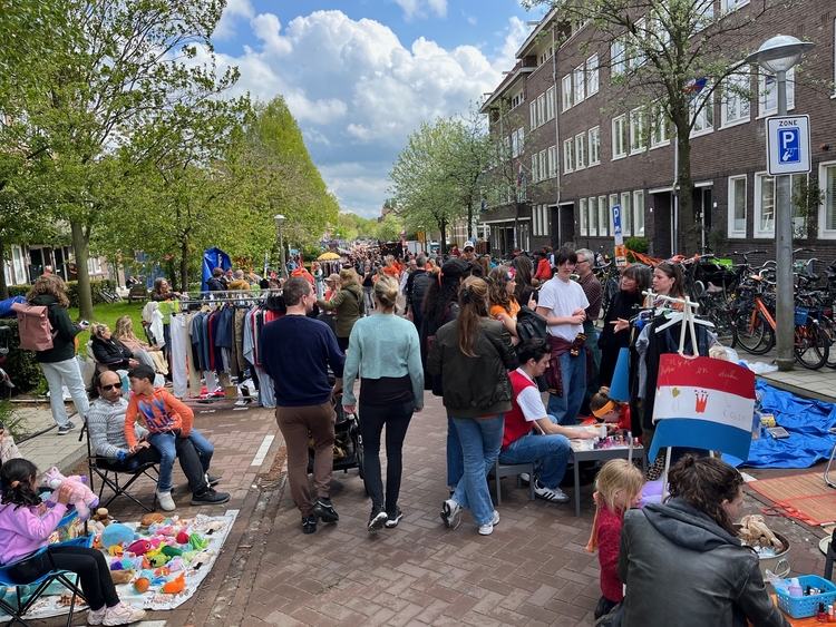 Het wordt steeds drukker op de kade, foto Carin  te Hoonte  