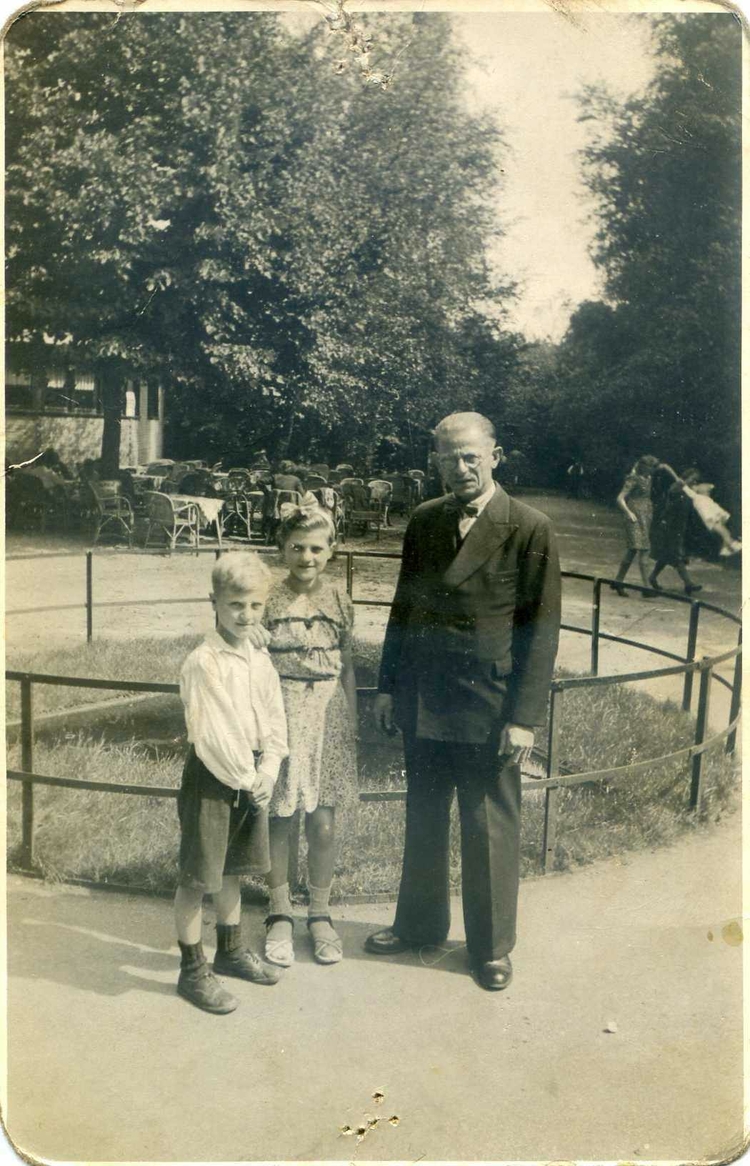 De opa met een dochter en zoon in de oorlog in het Oosterpark.  