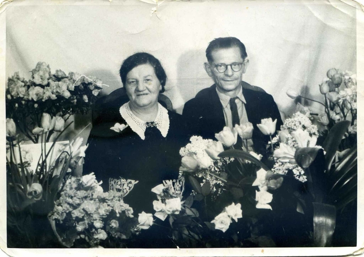 Nel Hoogvliet, een ereplaatsje voor haar grootouders op hun 35-jarig huwelijk. Eigen foto.  