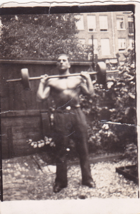 Leo Michelsen in 1934, trainend met gewichten in de tuin achter de Retiefstraat (?), bron foto: familiearchief  