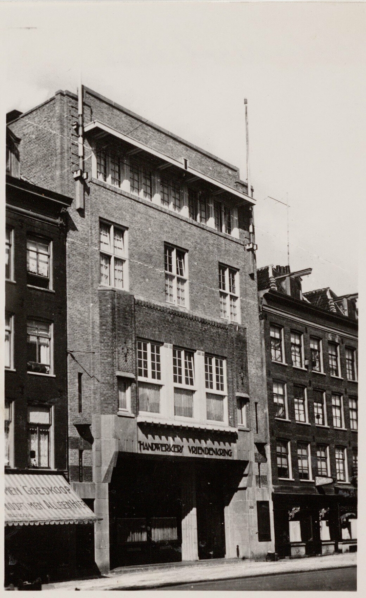 Foto van de Roetersstraat 34-36 met in het midden het nieuwe gebouw van de Handwerkers Vriendenkring. Bron: SAA.  