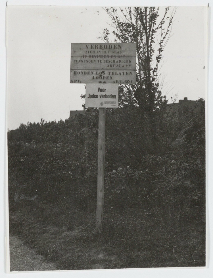 Ook parken waren voor Joden verboden vanaf september 1941. Deze afbeelding komt uit het Beatrixpark (tussen 1943 en 1945 'Diepenbrockpark') en is van 1942, Bron: beeldbank SAA.  