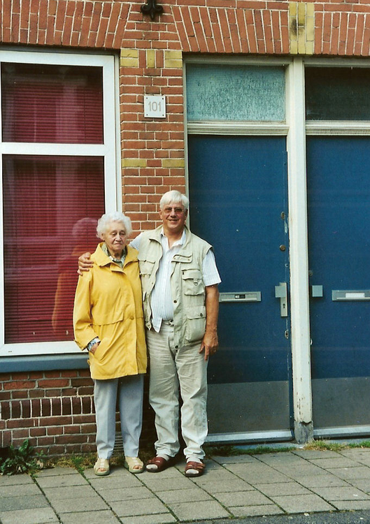 2eVan_Swindenstr101. Peters ouders in hun oude straat. in 1990  Foto Peter C Meijer  