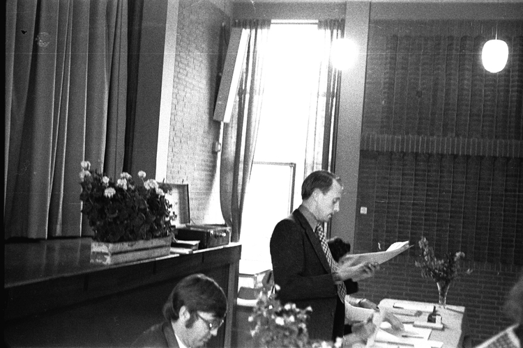 Docent economie Pronk houdt examenspeech 1974.Foto P.Kendrop  