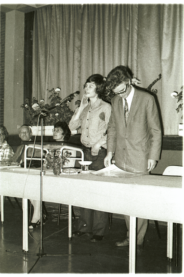 Directeur v.d. Water tijdens examenspeech 1974 naast hem leerling Bert. Foto:P.Kentrop  