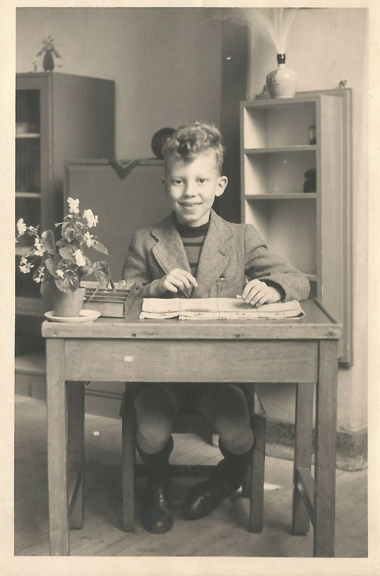 Rob aan tafeltje , klassefoto 1948. Foto uit privébezit.  