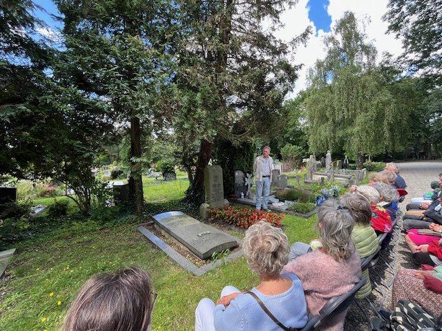 Jos van Hest leest uit de werken van Mary Dorna, foto Carin te Hoonte  