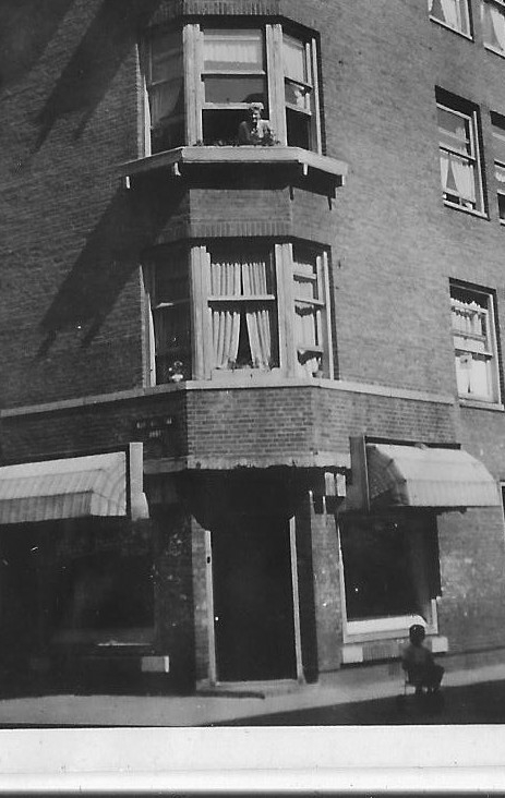 De winkel van bakkerij Stevense. Op twee hoog kijkt mijn moeder toevallig net uit het raam. Foto: Rob Spel, 1948  