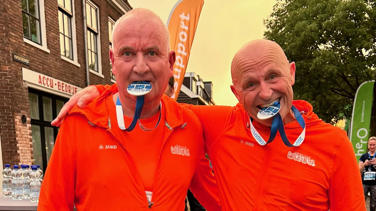 Zorgspecialist handloopfeest in Haarlem 2024 10 km Twee Hoofddorpers lopen gezamenlijk gezellig hard loop feest in Haarlem zorgloop Haarlem 10 km 2024 