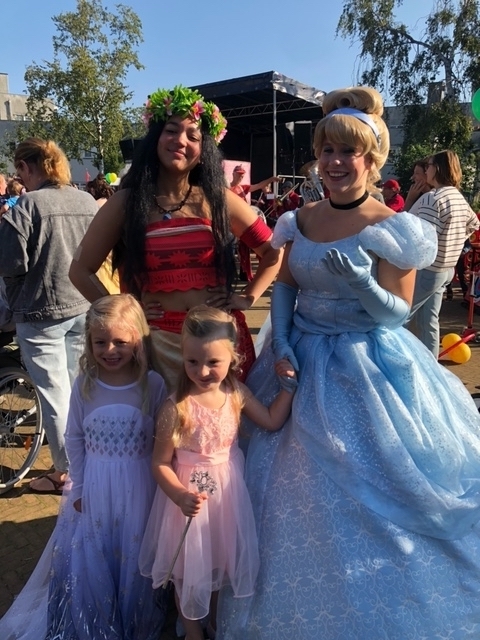 De kinderen gelukkig met de Disneydames  