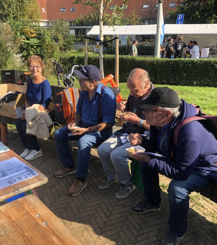 Poffertjes eten Peter Kropveld, Jan Dijk, Jan van Rumph en Antoinette Tanja.  